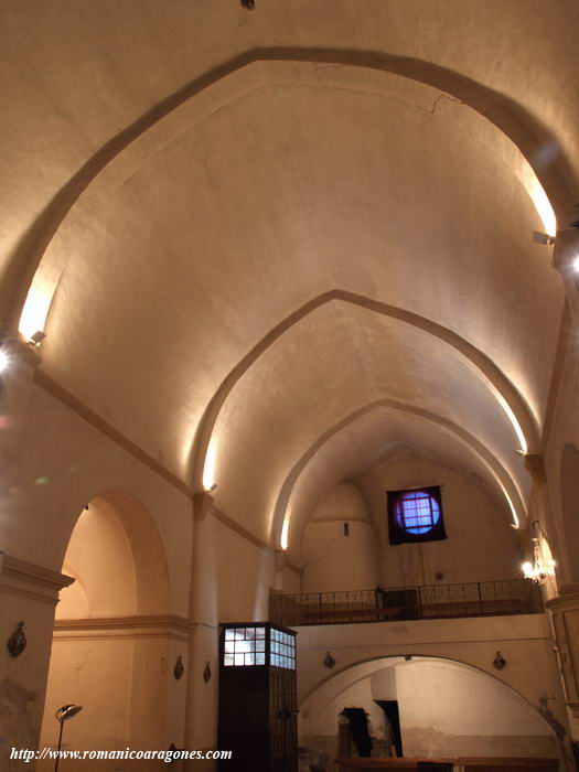 INTERIOR DEL TEMPLO HACIA LOS PIES